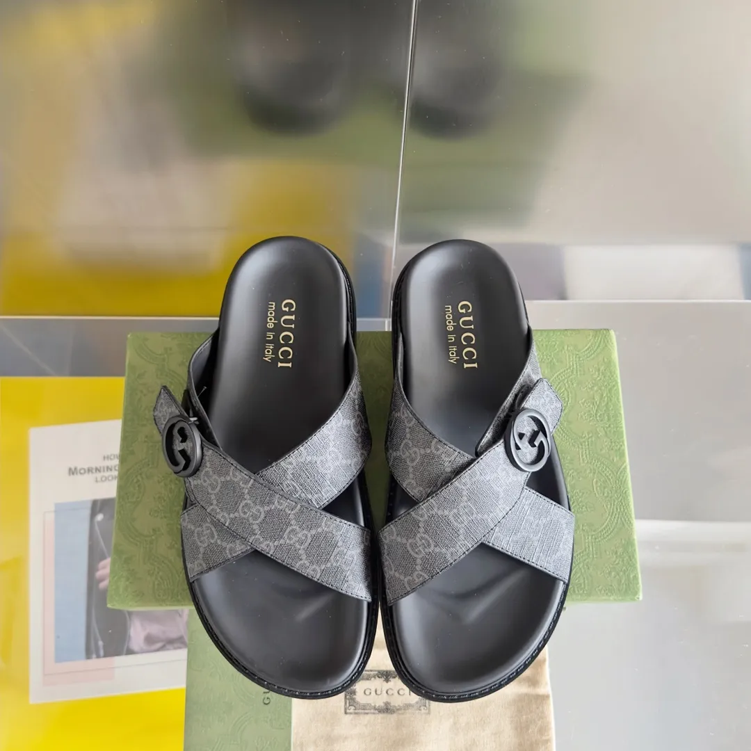 [G Home] Men's Men's Shoes💰: 300💰Size: 38-45 🆕2024Gucci Gucci Summer New Style Double G Presbyopia Flip-flops Cross Sandals Thick Sole Slippers Beach Shoes Original Purchase and Development Production G family's 2024 new summer dark horse items, fashion bloggers at home and abroad have put on the show, and it has become popular on social platforms at home and abroad. Fashionistas must pay for it, and they spend a lot of money to create ingenious craftsmanship and accurately restore every detail. Exquisite packaging at the delivery counter🛍📦 ▪️ Fabric: Original imported double G presbyopic leather ▪️ Lining: Original imported leather ▪️ Sole: Original open molded T men's shoes 💰U outsole ▪️ Bottom thickness: 3CM